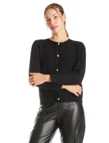 Cardigan de punto con textura tipo waffle, color blanco, con escote a la base, cierre frontal con botones metálicos dorados y detalles desflecados en la tapeta y los bolsillos simulados.