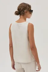 Musculosa color crema de lino metalizado con escote en V y sin mangas.