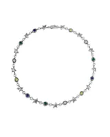 Collar de cadena de eslabones plateados con dijes de estrellas intercalados y piedras redondas de colores azul, verde, amarillo y transparente.