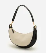Cartera tipo shoulder de diseño curvo y estructura mediana, confeccionada en tejido texturizado con detalles en material sintético negro. Cuenta con cierre superior y correa ajustable y desmontable.