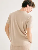 Camiseta básica de manga corta y cuello redondo, color rojo oscuro.