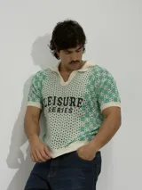 Remera de tejido calado con diseño de cuadros, cuello polo y mangas cortas. Presenta el texto 'LEISURE SERIES' estampado en el frente.