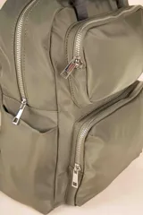 Mochila color verde militar de nylon con asa fija doble, dos bolsillos externos frontales con cierre, dos compartimentos laterales y un compartimento interno grande.