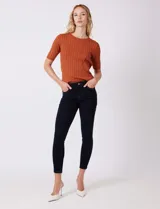 Jean modelo skinny de la marca DJeans, color azul oscuro. Presenta un diseño de tiro medio con cierre frontal y botón, además de bolsillos funcionales tanto en la parte delantera como en la trasera.