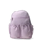 Mochila de tela color lila con múltiples bolsillos frontales y laterales con ajuste de cordón elástico.