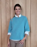 Sweater celeste de lana lambswool con cuello redondo y mangas 3/4.