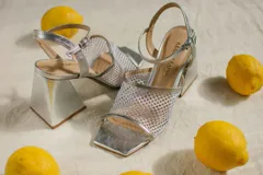 Sandalias plateadas de tacón ancho y punta cuadrada, con tiras finas y empeine de red.