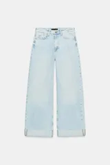 Jeans Z1975 de tiro medio y pernera holgada tipo barrel con bajo acabado en vuelta. Confeccionados en denim de lavado claro, cuentan con diseño de cinco bolsillos y cierre frontal con cremallera y botón metálico.