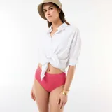 Braguita de bikini de tiro alto con estampado vichy en color rojo.