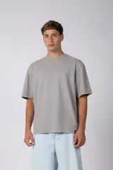 Remera de algodón gris con efecto acid wash, corte regular, mangas cortas y cuello redondo. Cuenta con un pequeño bordado tono sobre tono en el pecho y una etiqueta lateral distintiva de la marca en el ruedo.