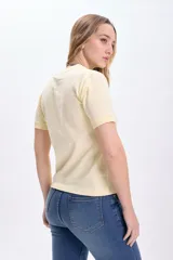 Remera básica de manga corta color amarillo.