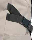 Mochila Adidas Apwr color beige con base y detalles en gris oscuro, cuenta con las tres líneas características de la marca estampadas en negro en la parte frontal.