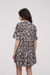 Vestido corto con estampado animal print, de corte recto y manga corta.