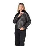 Campera estilo aviador de cuero sintético negro con interior de piel sintética al tono. Presenta cierre frontal cruzado, solapas amplias y detalles de hebillas en el cuello.