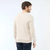 Sweater de punto color gris claro, con cuello polo y escote en V, de manga larga y puños elásticos acanalados.
