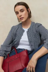 Camisa estampada de manga larga con puños elastizados, cuello mao y botones a tono.