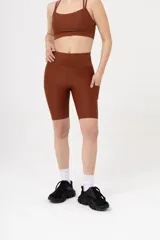 Calza corta de lycra verde militar, tiro alto, corte biker y bolsillos laterales.