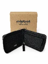 Billetera compacta Mistral de color negro, confeccionada en lona de algodón, con cierre perimetral y logo de la marca estampado en el frente.