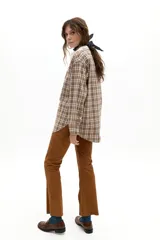 Camisa oversize de algodón con estampado de cuadros en tonos marrones y blancos, con pechera blanca en contraste, cuello mao y mangas largas.