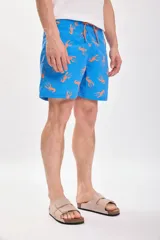 Short de baño celeste con estampado de langostas color naranja, cintura elastizada y cordón de ajuste naranja.
