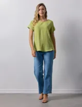 Blusa verde de crepe marca Ninety Clothing, con cuello a la base y mangas cortas con doblez.