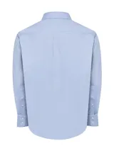 Camisa de vestir de hombre de manga larga, color celeste claro, con cuello button-down y bolsillo en el pecho. Presenta un pequeño logo bordado en el bolsillo.