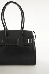 Cartera de mano estructurada de cuero vacuno rojo, con doble asa superior y detalles de charol en la parte superior. Cuenta con cierres metálicos y apliques decorativos laterales con hebillas.