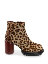 Botín de caña baja con estampado animal print, plataforma y taco cilíndrico.