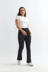 Pantalón oxford negro de punto con cintura alta y detalle de volados en el ruedo.