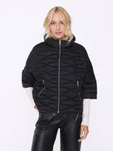 Campera negra corta con cuello alto, cierre frontal con cremallera y mangas 3/4.