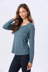 Remera de manga larga con cuello redondo, confeccionada en tejido de algodón suave con caída ligera y corte clásico.