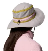 Gorro tipo pescador de color mostaza, con ala ancha, cordón ajustable con ceñidor y tecnología Omni-Wick para absorción de sudor.