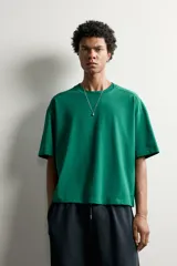 Remera relaxed fit color verde con efecto lavado, cuello redondo y manga corta.