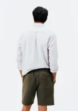 Bermuda de felpa color gris oscuro, con cintura elástica ajustable mediante cordón y bolsillos laterales.