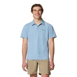 Remera polo de manga corta Columbia, color celeste, con cuello clásico y cierre frontal de botones. Presenta un diseño de tejido técnico con tecnología Omni-Wick para mayor transpirabilidad y elasticidad.