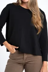 Remerón negro de algodón con elastano, de manga larga, cuello redondo y corte recto.