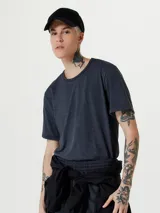 Camiseta celeste de corte slim, cuello redondo y manga corta.