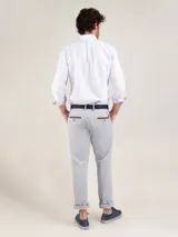Camisa de hombre oxford con diseño de rayas verticales celestes y blancas, corte regular fit, cuello button-down, manga larga y cierre frontal con botones.