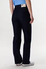 Pantalón de jean azul oscuro, de corte recto, con bolsillos delanteros y traseros.