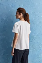 Remera Casentino de manga corta y cuello redondo, de corte amplio y asimétrico con diseño cruzado en el frente.