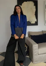 Blazer azul marino corto de lana con cuello solapa y mangas abullonadas.