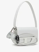 Minibolso charm Diesel Play con diseño inspirado en un control de videojuegos, confeccionado en material de acabado brillante color rojo. Presenta el icónico logo metálico Oval D en el frente y un gancho superior tipo llavero con correa.