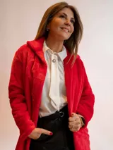 Tapado de piel sintética color rojo, con cuello solapa y manga larga.