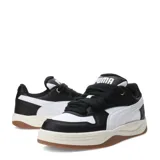 Championes Puma modelo Park Luna de estilo urbano inspirado en el skate. Presentan una combinación de colores negro y blanco con suela de goma en tono caramelo. Cuentan con cordones gruesos y el logo de la marca en la lengüeta.