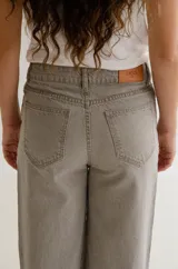 Jean de corte recto y tiro alto, confeccionado en denim de calidad premium.