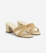 Sandalia mule color beige con puntera redonda, tira ancha en forma de H con efecto ráfia y tacón bloque mediano.