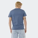 Remera manga corta color ladrillo con logo circular de Rip Curl estampado en el pecho. Confeccionada en algodón orgánico.