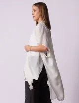 Kimono negro de gasa con apliques de brillos en el cuello y el frente.