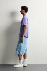 Camiseta regular fit de algodón con textura flamé, cuello redondo y manga corta, en color lila con efecto lavado y pequeña etiqueta estampada en el borde inferior.