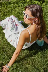 Vestido largo de rayón con estampado veraniego de palmeras, cócteles y limones. Presenta un corte evasé, cuello recto y breteles finos regulables.